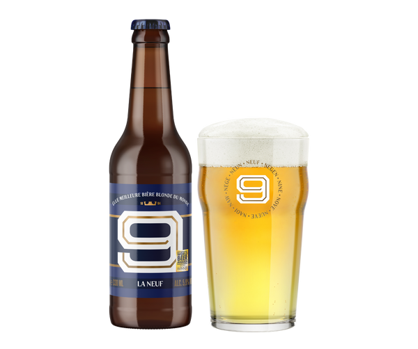 Fles La Neuf met het cijfer 9 op het label, naast een glas blond bier met schuimkraag