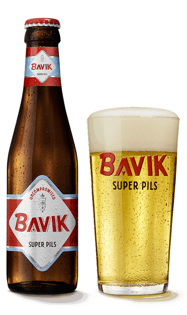Beslagen fles Bavik Super Pils naast een vol glas blonde pils met schuimkraag