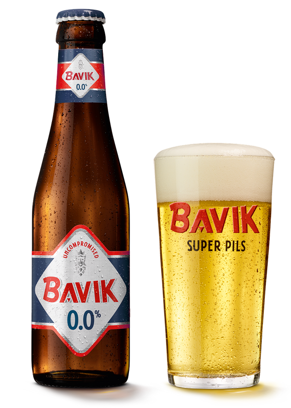 Beslagen fles Bavik 0.0% naast een vol glas alcoholvrije pils