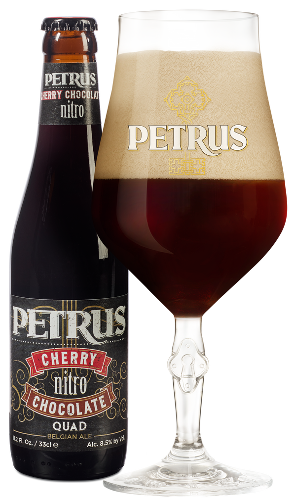 Fles Petrus Cherry Chocolate Nitro naast een tulpglas met donker bier en romige schuimkraag