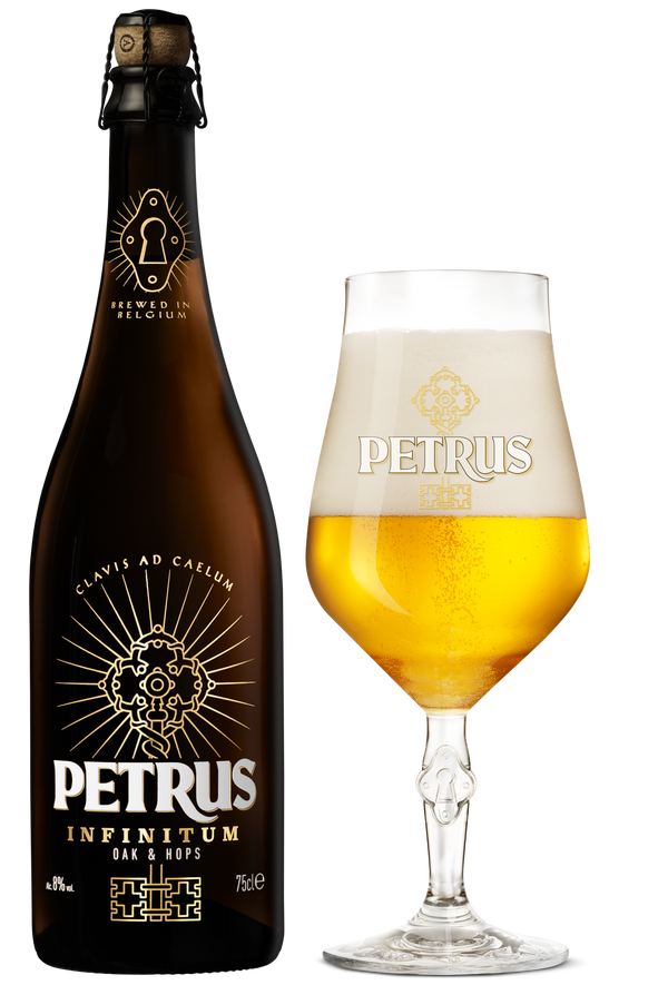 Fles Petrus Infinitum van 75 cl met kurk, naast een glas blond bier op voet