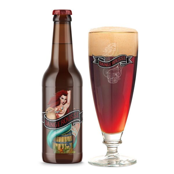 Fles Dangerousse met een zeemeermin op het label, naast een glas op voet met roodbruin bier