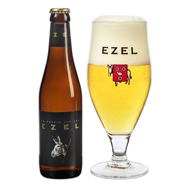 Fles Ezel met een ezelskop op het label, naast een glas op voet met blond bier